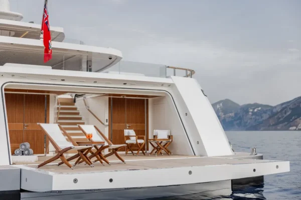 Ponte di poppa con eleganti chaise longue per il relax al sole su Rossinavi Alchemy