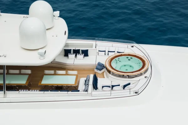 Ponte prendisole con ampia jacuzzi e zone relax su Rossinavi Alchemy