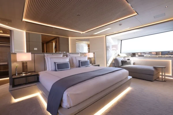 Interno della suite armatoriale a tutto baglio su Rossinavi Alchemy